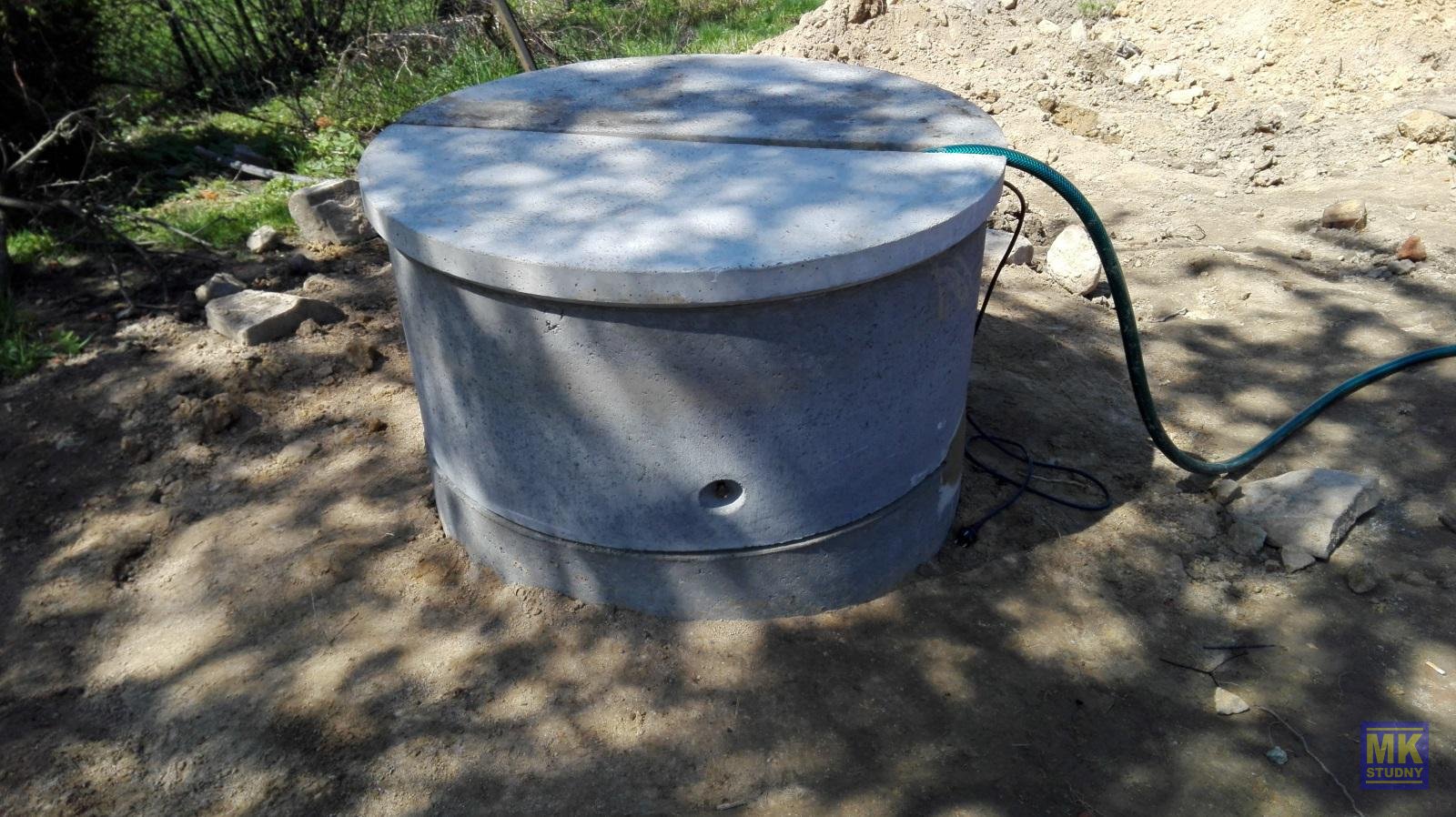 Instalace nového poklopu studny