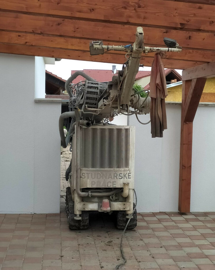 Průjezdná šířka naší vrtací soupravy je pouhých 90 cm!
